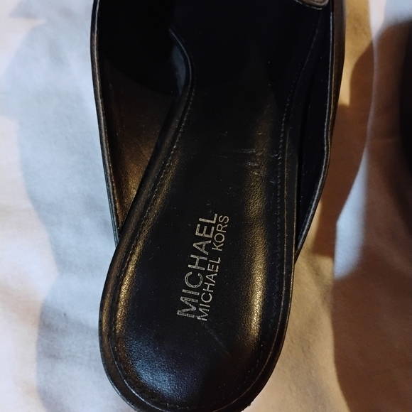 Michael Kors Size 8.5m Black Leather Flats with Gold Accent - Picture 8 of 16